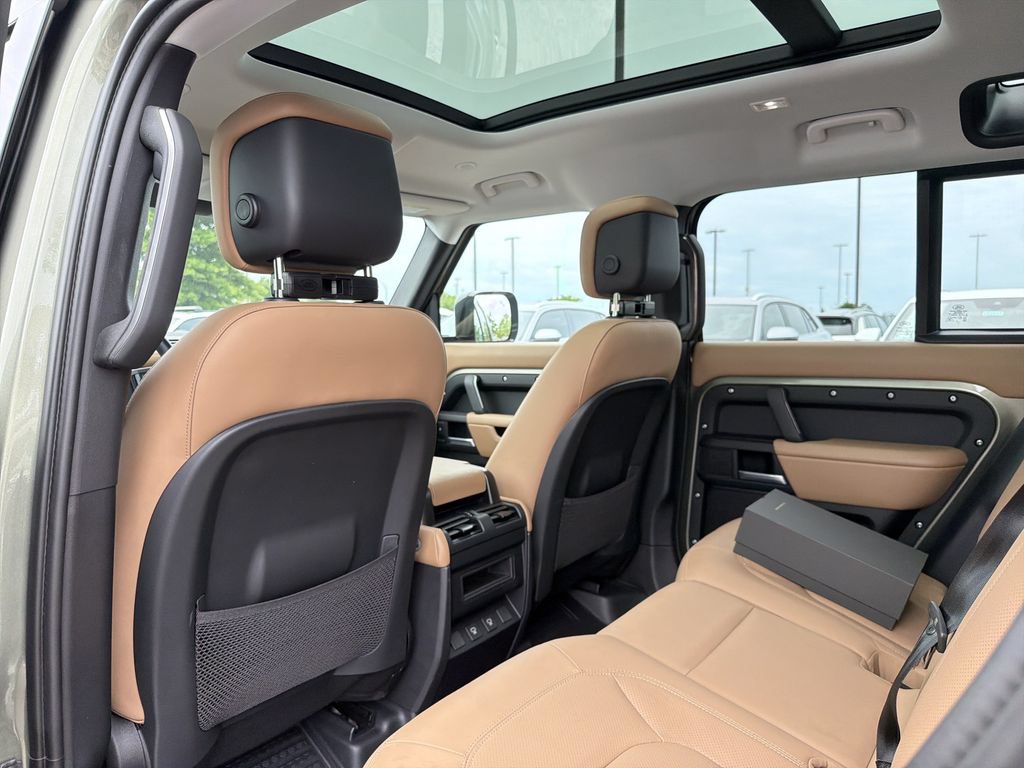 Used 2025 Land Rover Defender 110 X-Dynamic SE AWD/4WD image 11