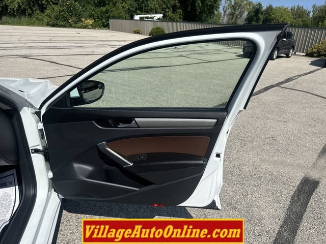 Used 2022 Volkswagen Passat 2.0T SE FWD image 39