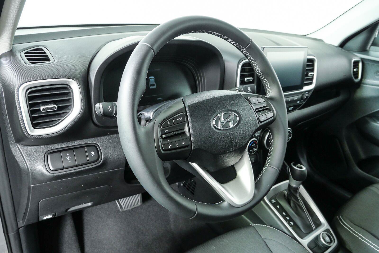Used 2023 Hyundai Venue SEL w/ Cargo Package FWD image 4