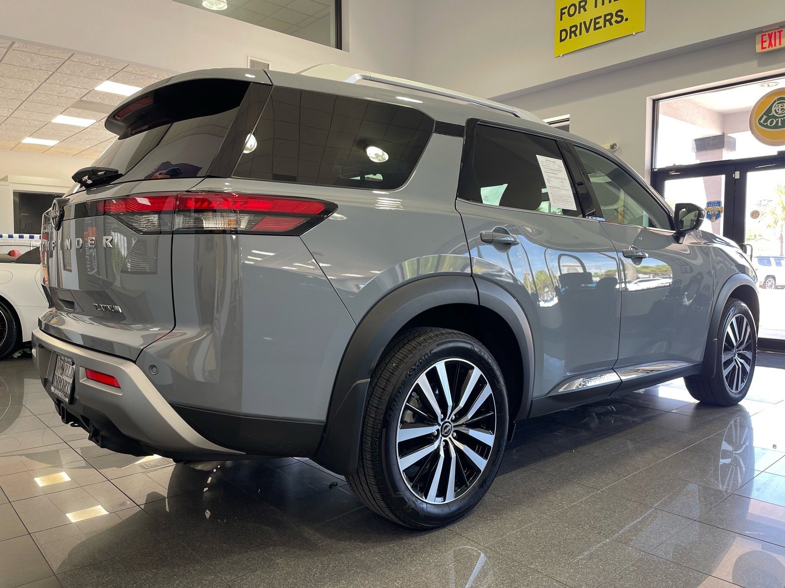 Used 2025 Nissan Pathfinder Platinum FWD image 5