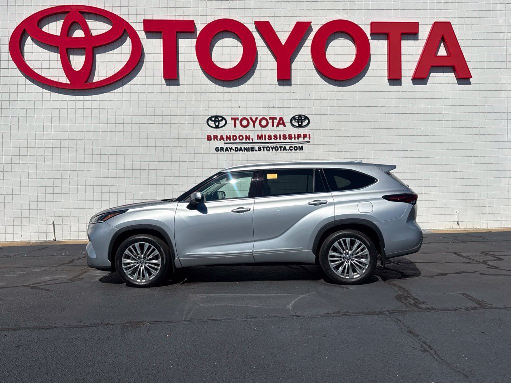 Used 2025 Toyota Highlander Platinum AWD/4WD image 5