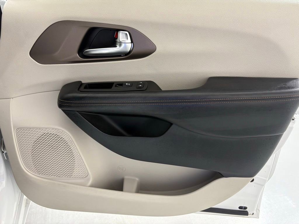 Used 2019 Chrysler Pacifica Touring-L image 41