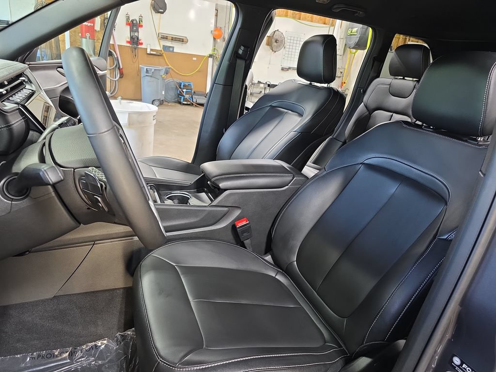 Used 2025 Jeep Grand Cherokee Limited w/ Black Appearance Package AWD/4WD image 14
