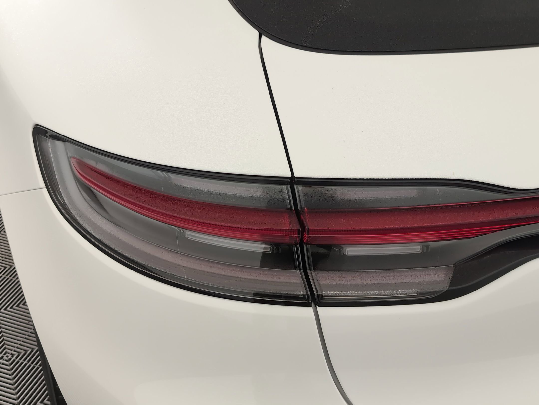 Certified 2025 Porsche Macan AWD/4WD image 15