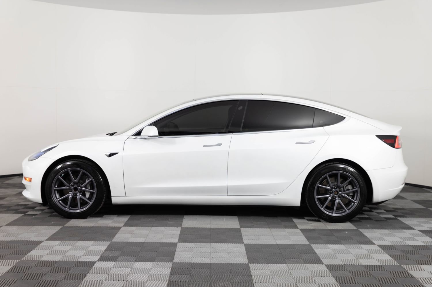 Used 2020 Tesla Model 3 Standard Range RWD image 3