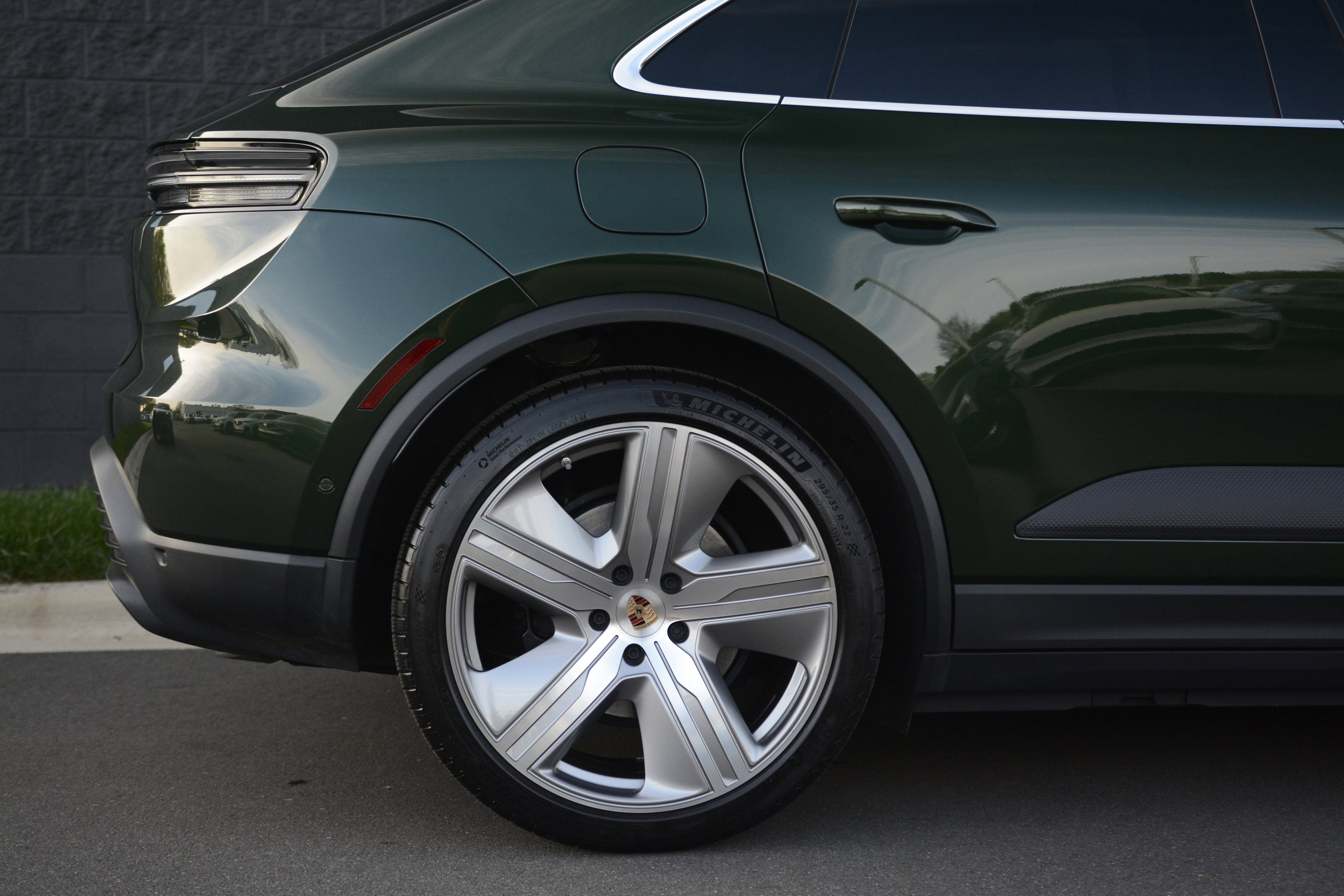 Certified 2025 Porsche Macan 4 Electric image 39