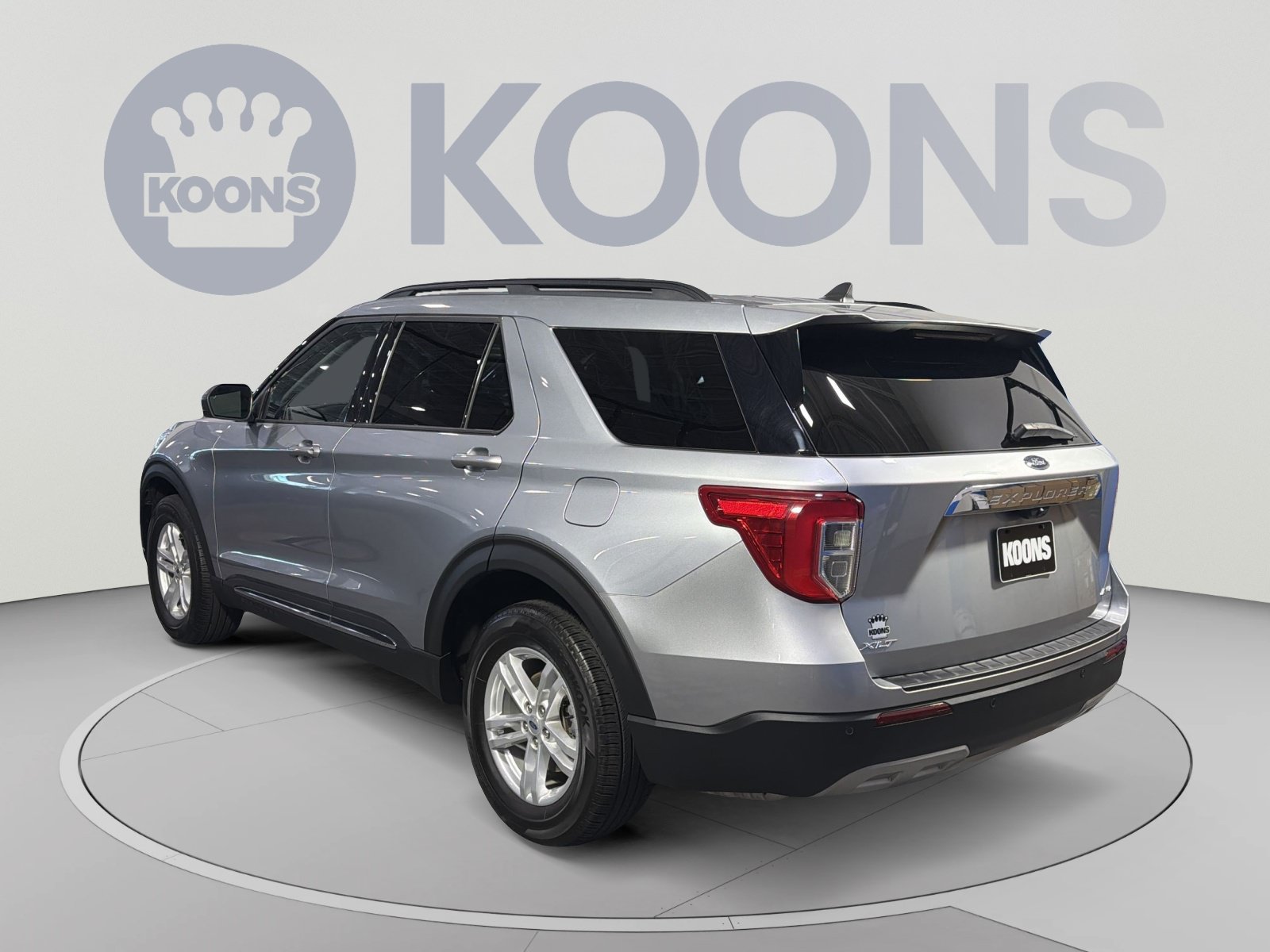 Used 2023 Ford Explorer XLT w/ Equipment Group 202A AWD/4WD image 4