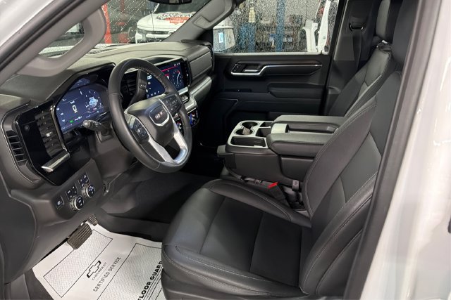 Used 2023 GMC Sierra 1500 SLT w/ X31 Off-Road Package AWD/4WD image 9