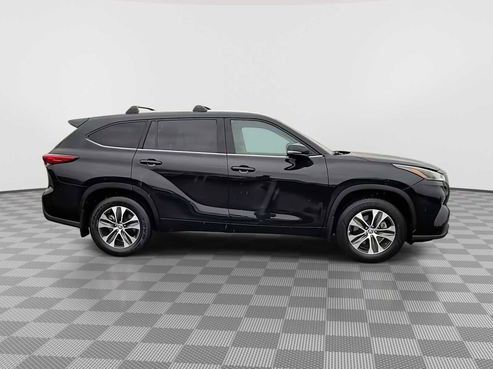 Used 2022 Toyota Highlander XLE image 9