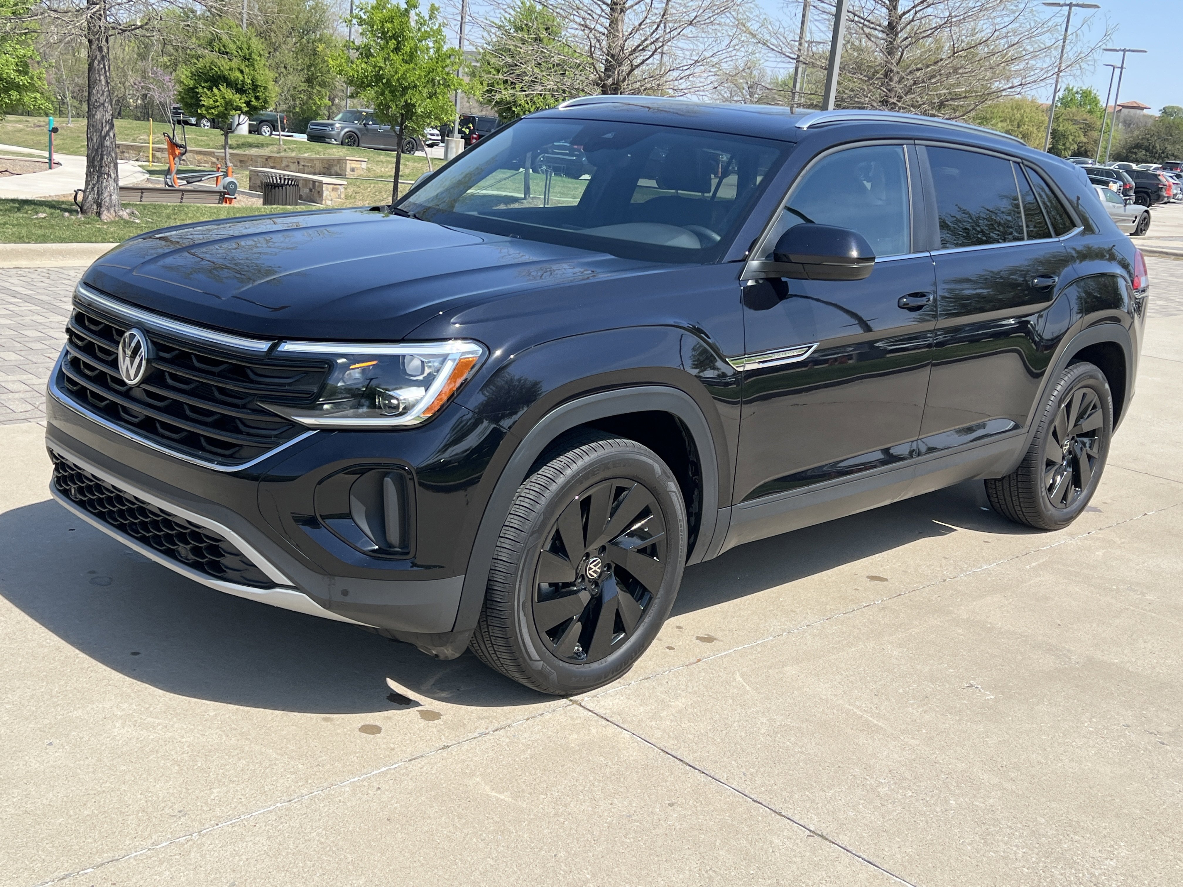 Certified 2025 Volkswagen Atlas Cross Sport SE w/ Panoramic Sunroof Package FWD image 5