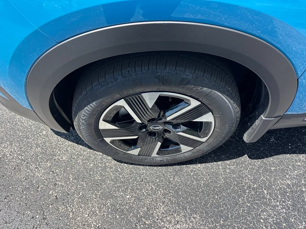 Used 2025 Nissan Kicks SR AWD/4WD image 10