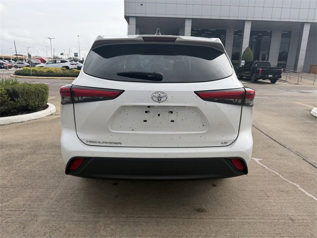Used 2023 Toyota Highlander LE image 6