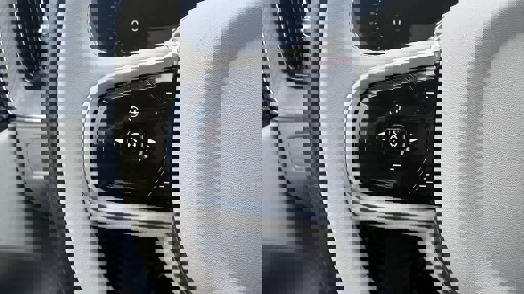 Used 2025 Volvo XC60 T8 Ultra w/ Protection Package Premier AWD/4WD image 19