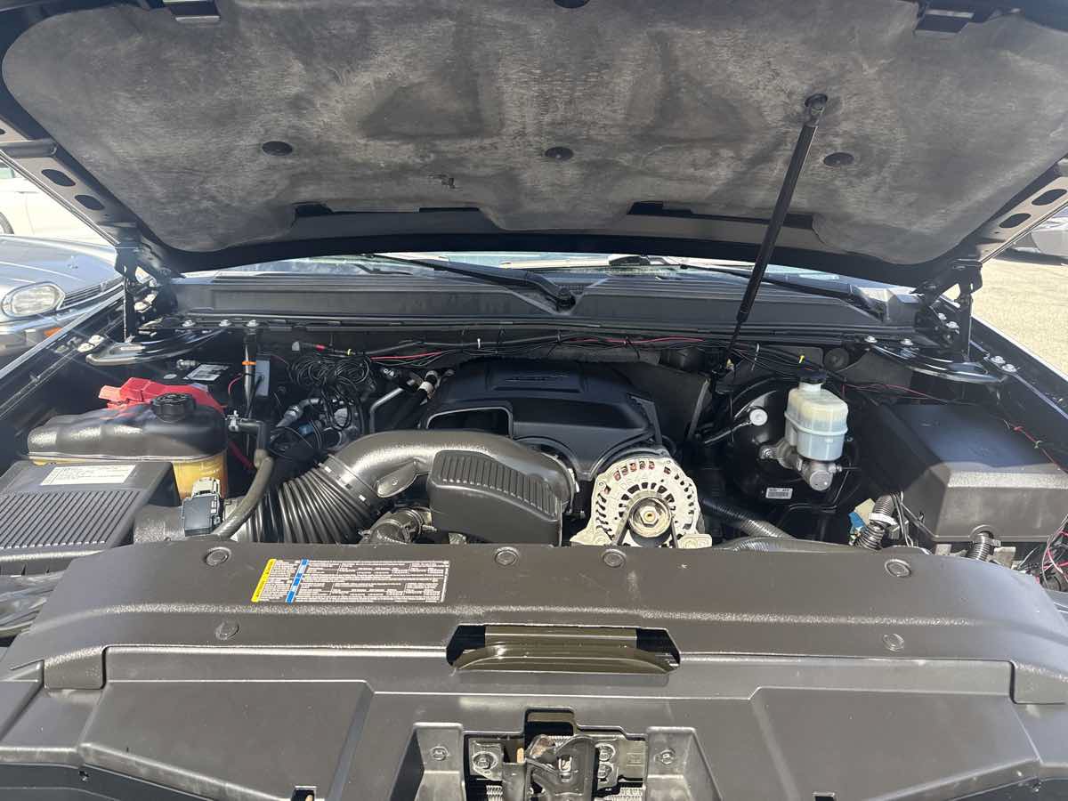 Used 2009 Chevrolet Suburban LT AWD/4WD image 26