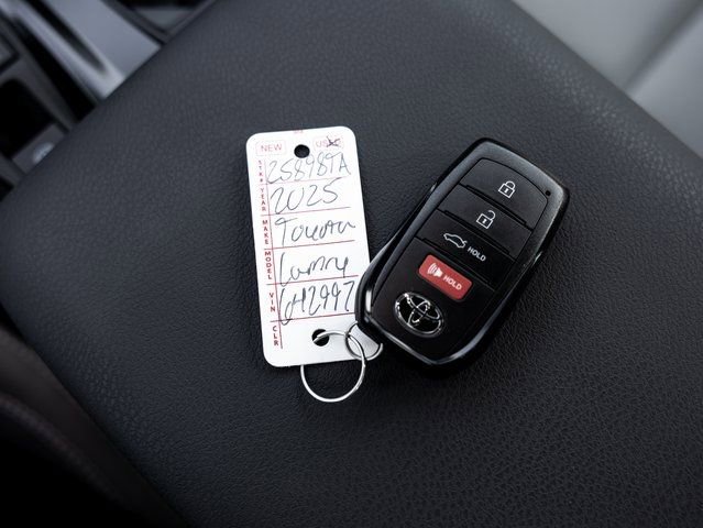 Used 2025 Toyota Camry SE image 27