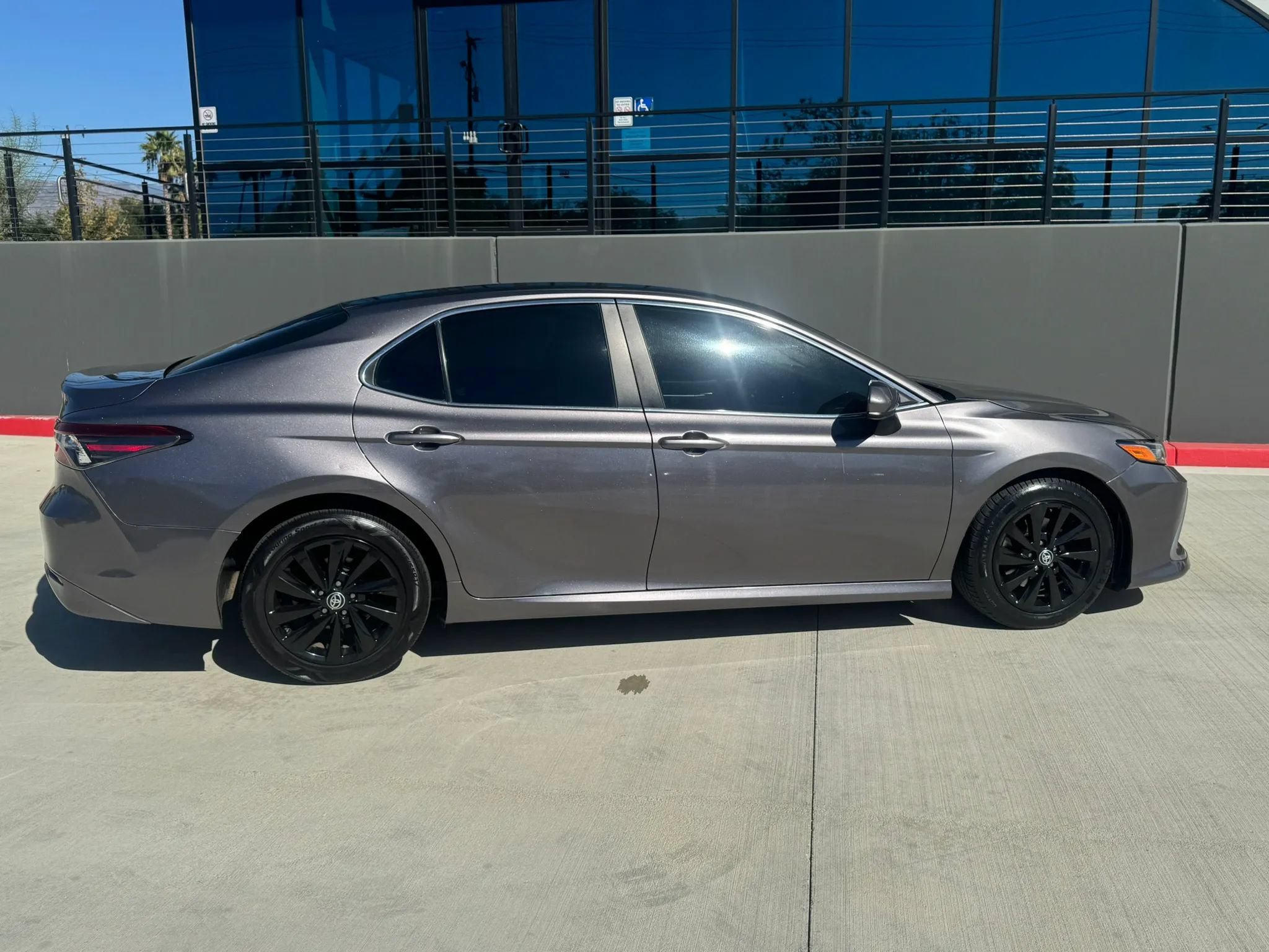 Used 2022 Toyota Camry LE FWD image 3