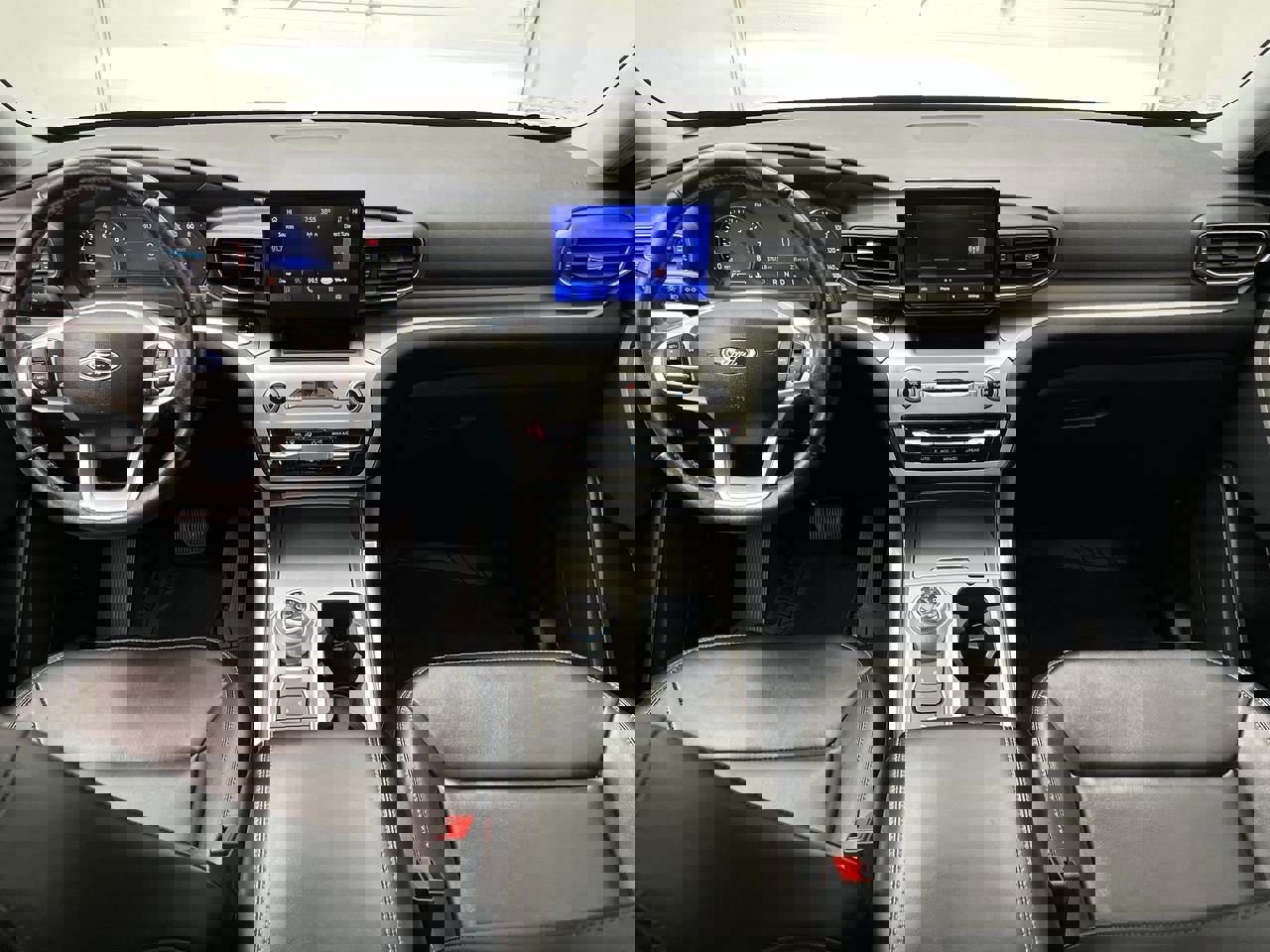 Used 2022 Ford Explorer XLT w/ Equipment Group 202A image 4