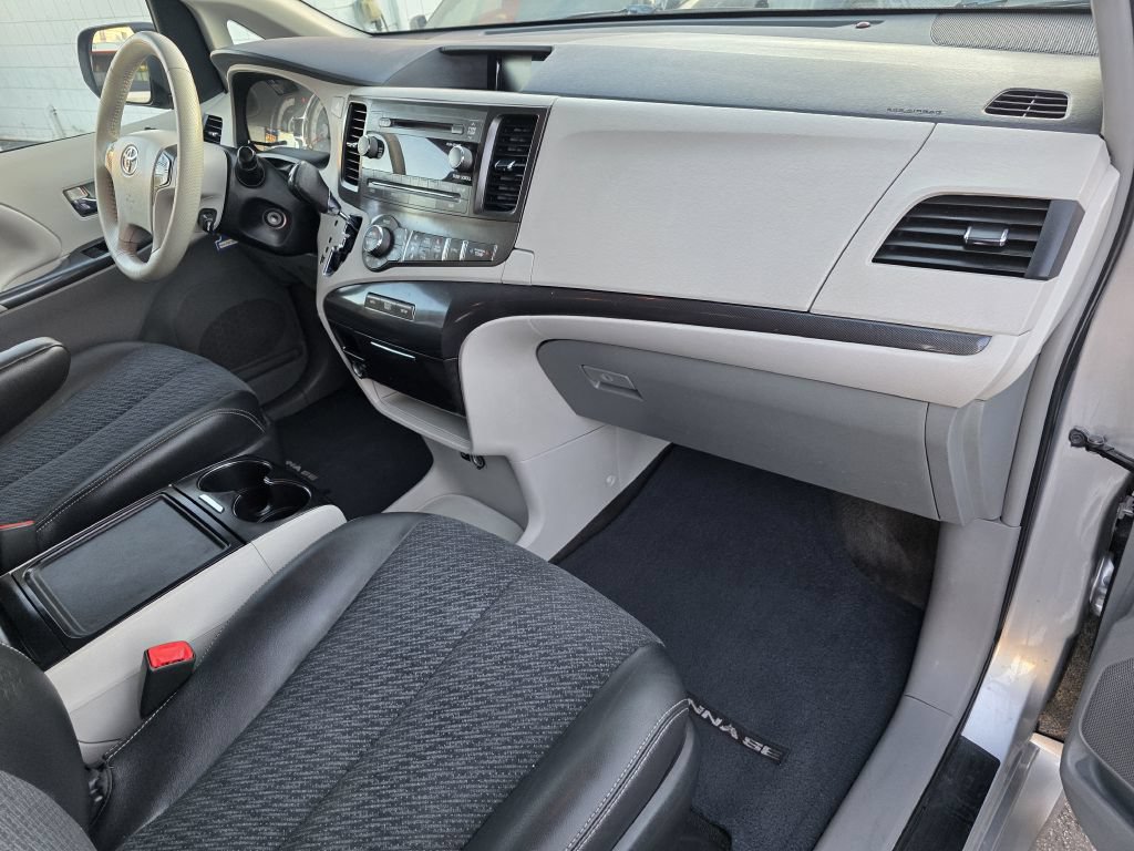 Used 2014 Toyota Sienna SE FWD image 22