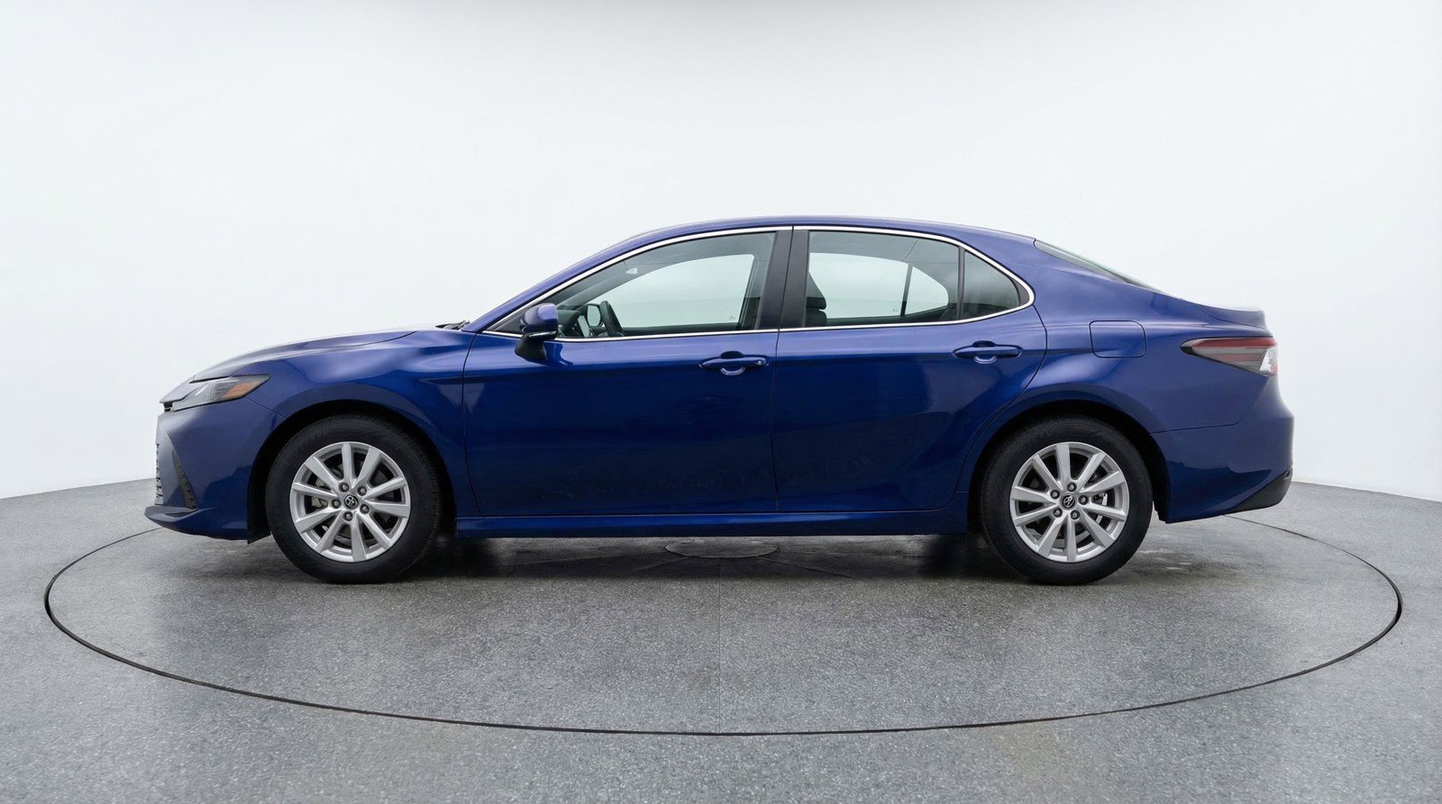 Used 2025 Toyota Camry LE FWD image 5