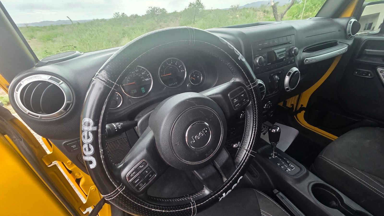 Used 2015 Jeep Wrangler Unlimited Rubicon w/ Connectivity Group image 11