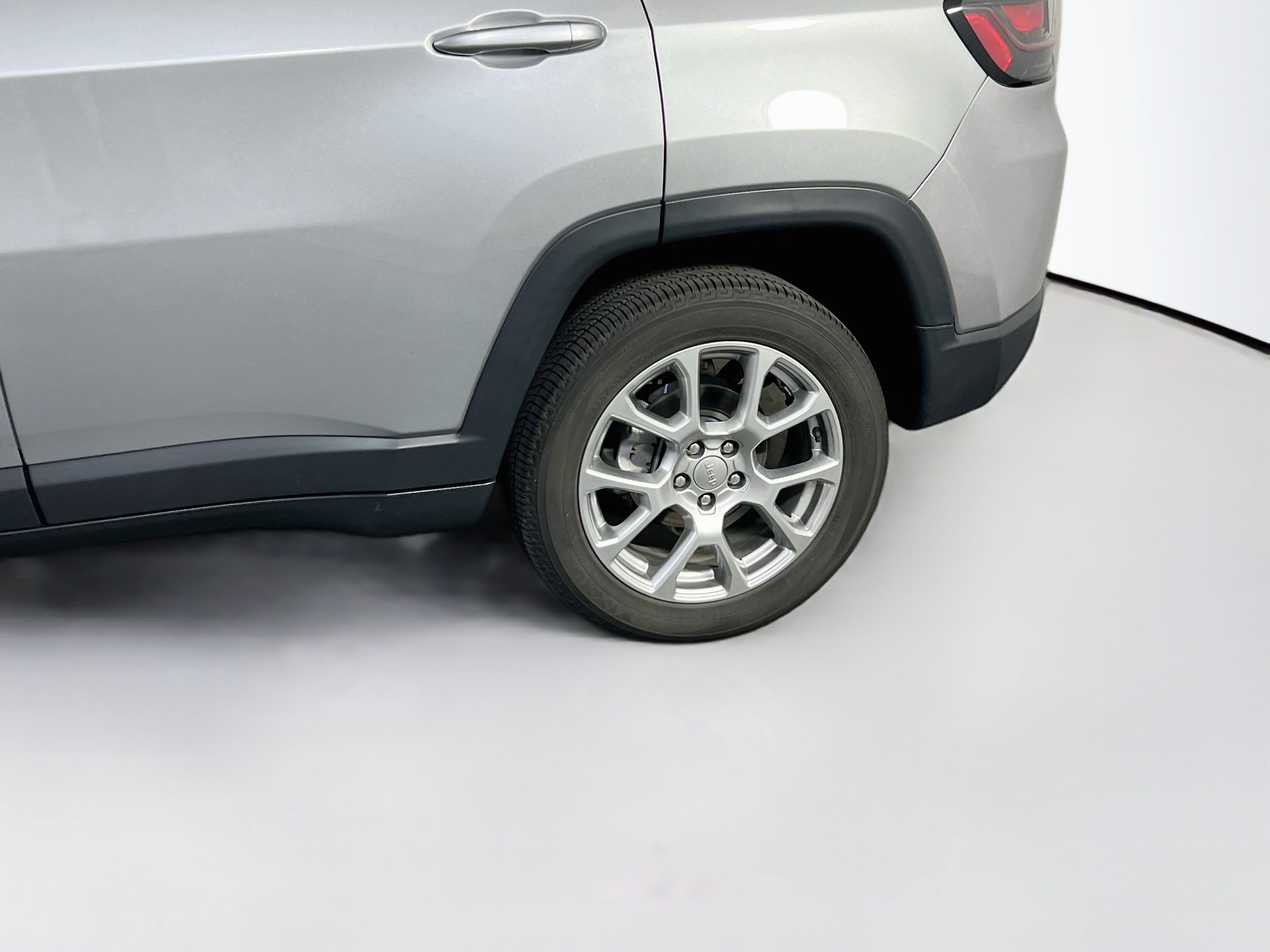 Used 2022 Jeep Compass Latitude w/ Sun and Sound Group AWD/4WD image 29