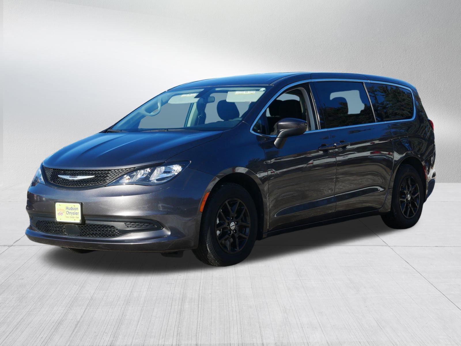 Used 2022 Chrysler Voyager LX image 3