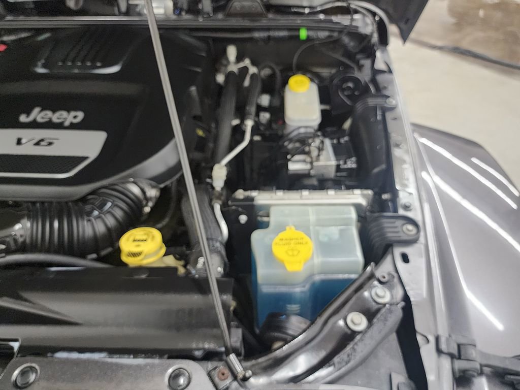 Used 2018 Jeep Wrangler Sahara w/ Connectivity Group image 33