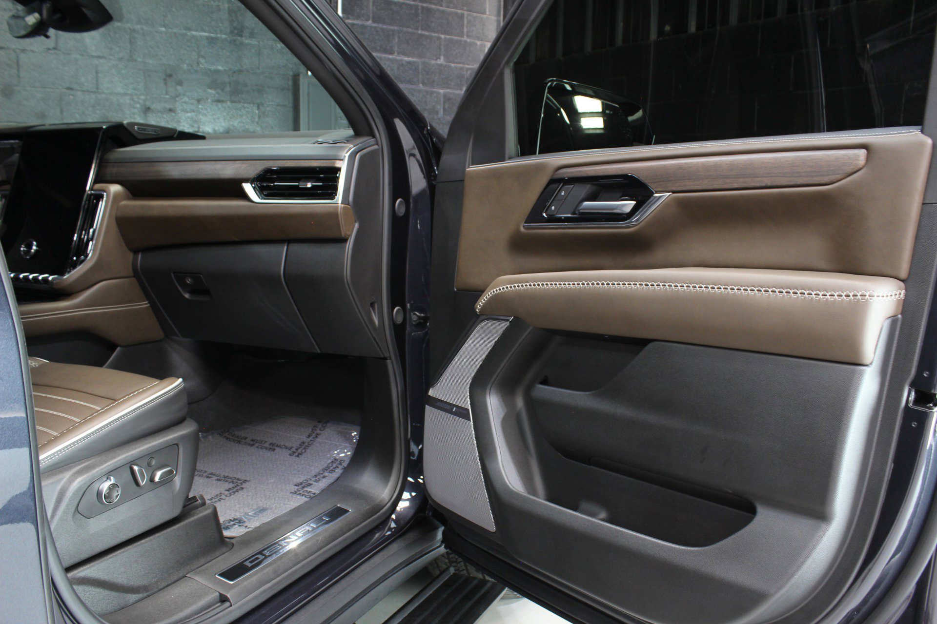 Used 2025 GMC Yukon Denali Ultimate w/ LPO, Floor Liner Package AWD/4WD image 30