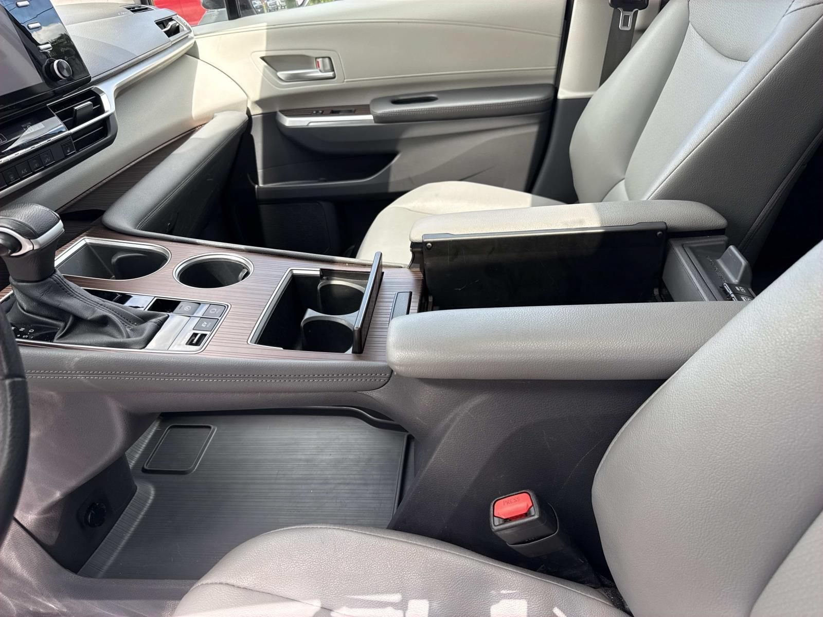 Used 2024 Toyota Sienna XLE FWD image 21