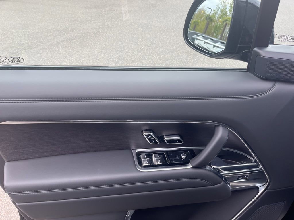 Certified 2025 Land Rover Range Rover SE AWD/4WD image 11