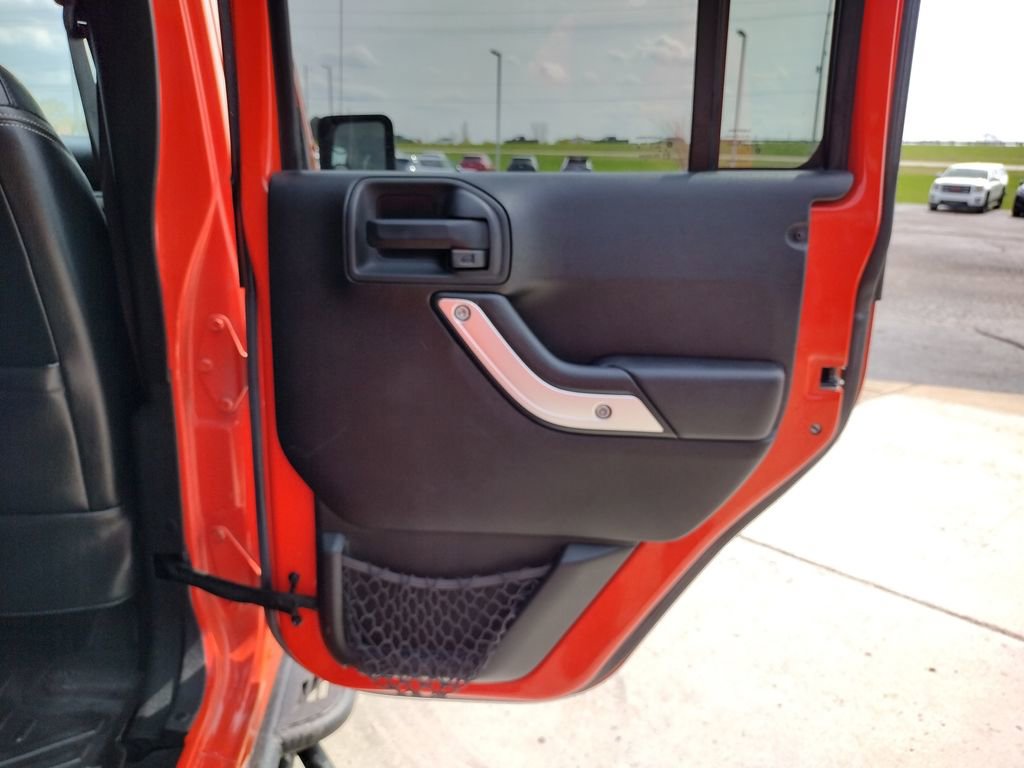 Used 2015 Jeep Wrangler Unlimited Rubicon w/ Connectivity Group AWD/4WD image 27