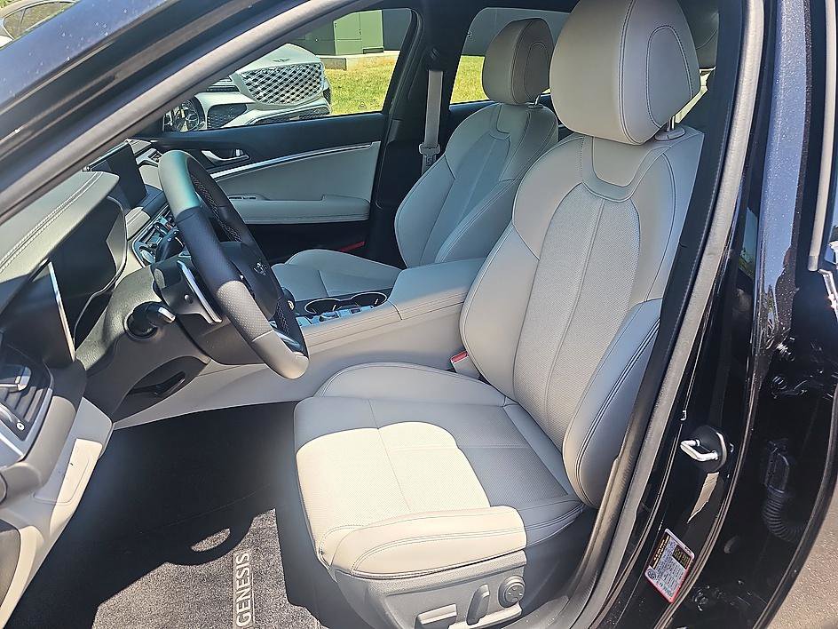 Used 2023 Genesis G70 2.0T RWD image 14