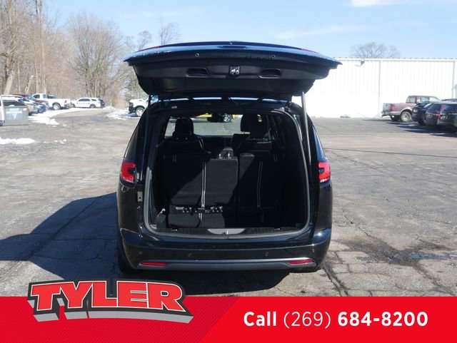 Certified 2025 Chrysler Pacifica Limited image 18