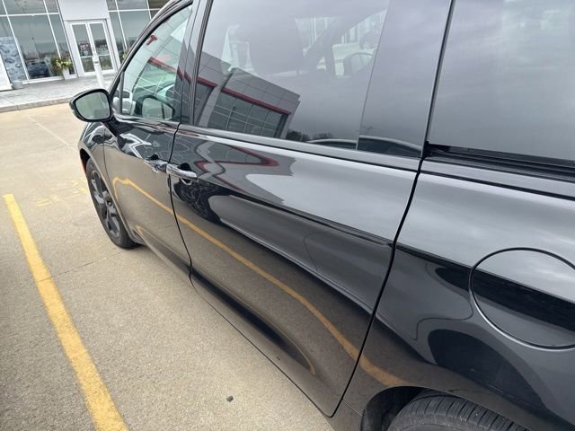 Used 2025 Chrysler Pacifica Limited image 30