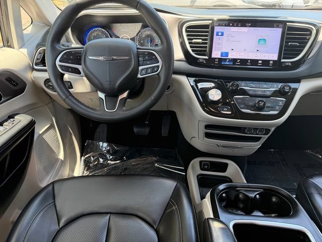 Used 2023 Chrysler Pacifica Touring-L FWD image 15