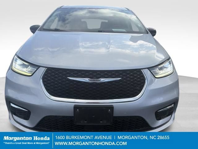 Used 2024 Chrysler Pacifica Touring-L FWD image 2