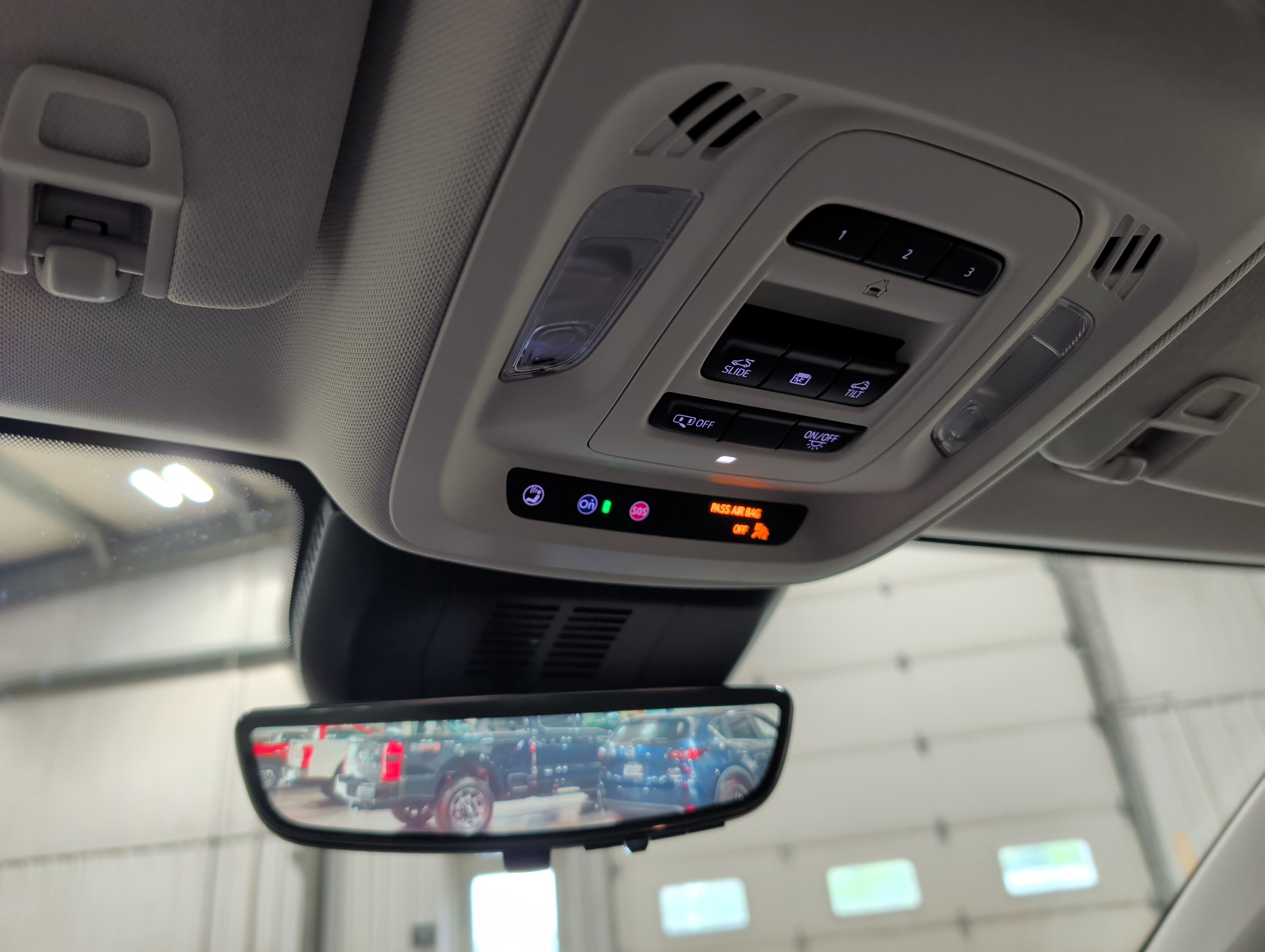 Used 2025 Buick Envision Avenir AWD/4WD image 11