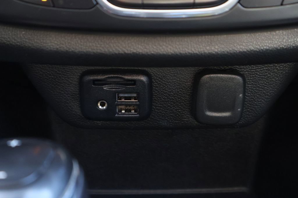 Used 2020 Chevrolet Traverse LT w/ LT Premium Package image 21