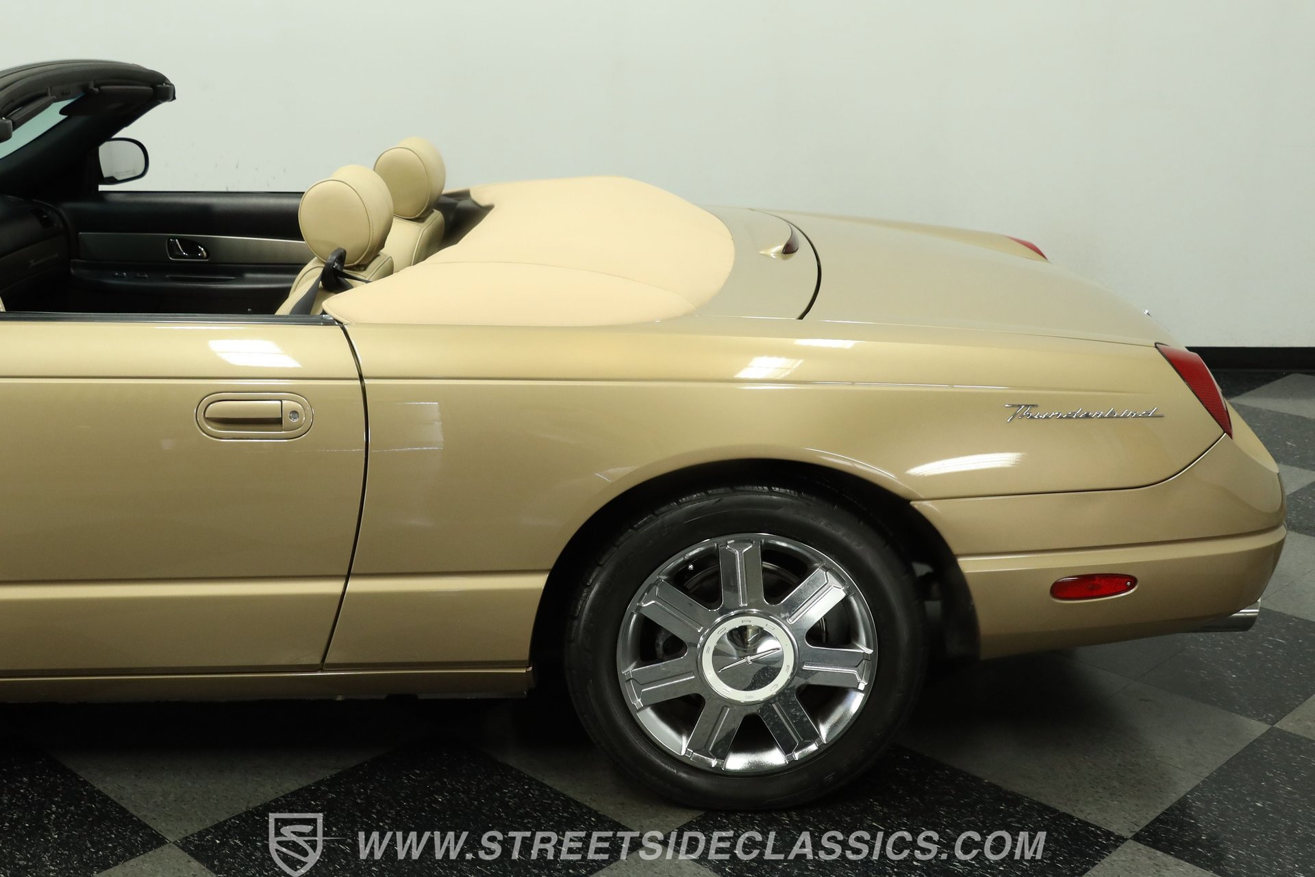 Used 2005 Ford Thunderbird RWD image 23