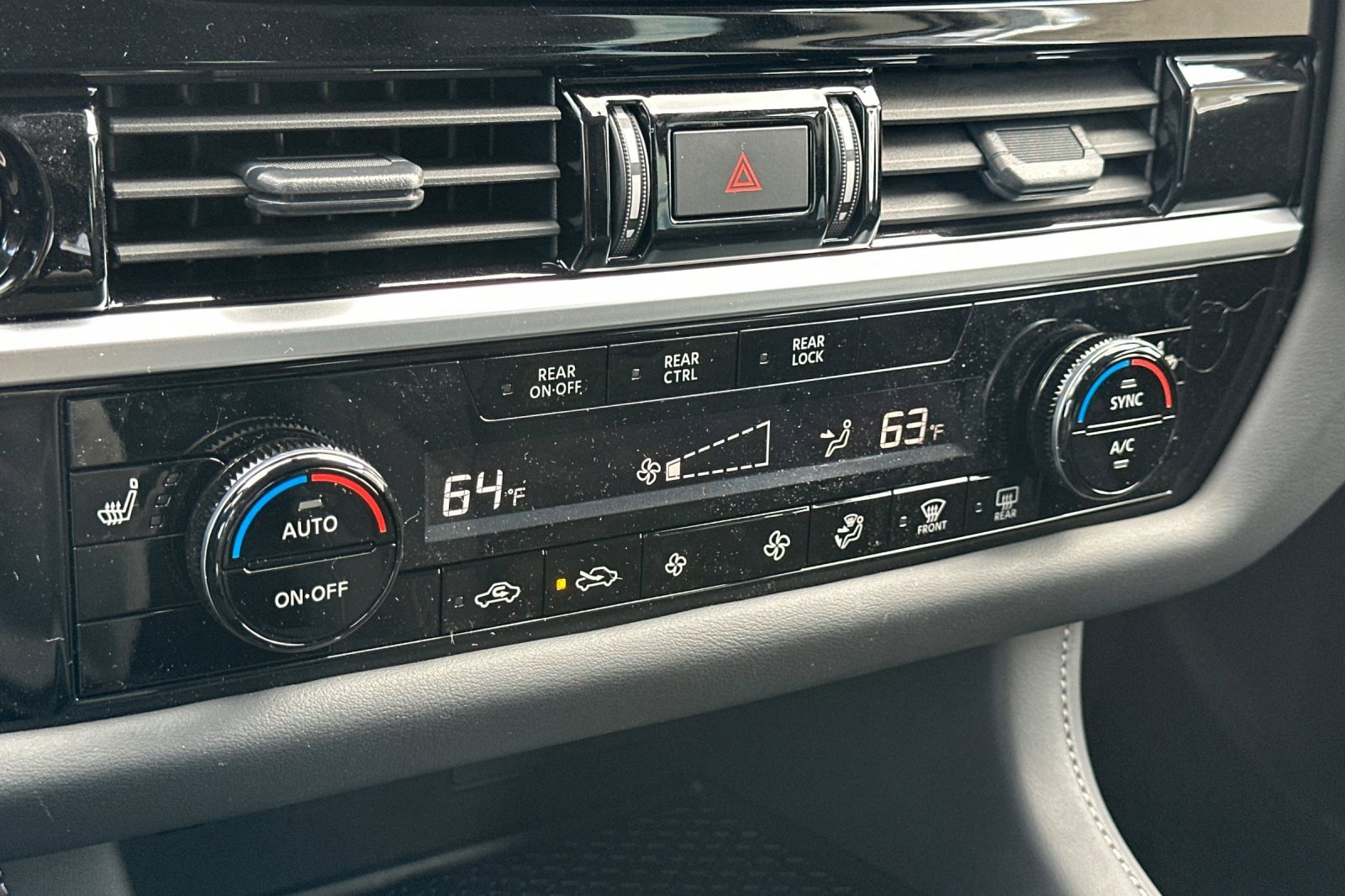 New 2025 Nissan Pathfinder SV w/ Black Appearance Package image 18