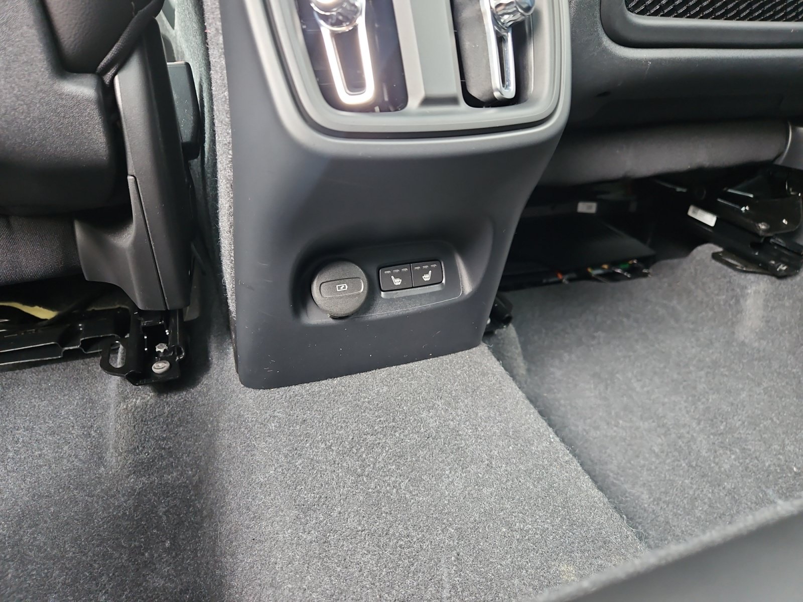 Used 2024 Volvo XC40 B5 Plus w/ Climate Package AWD/4WD image 13