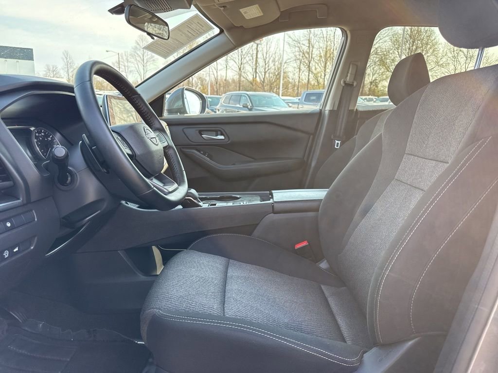 Used 2025 Nissan Rogue SV FWD image 9