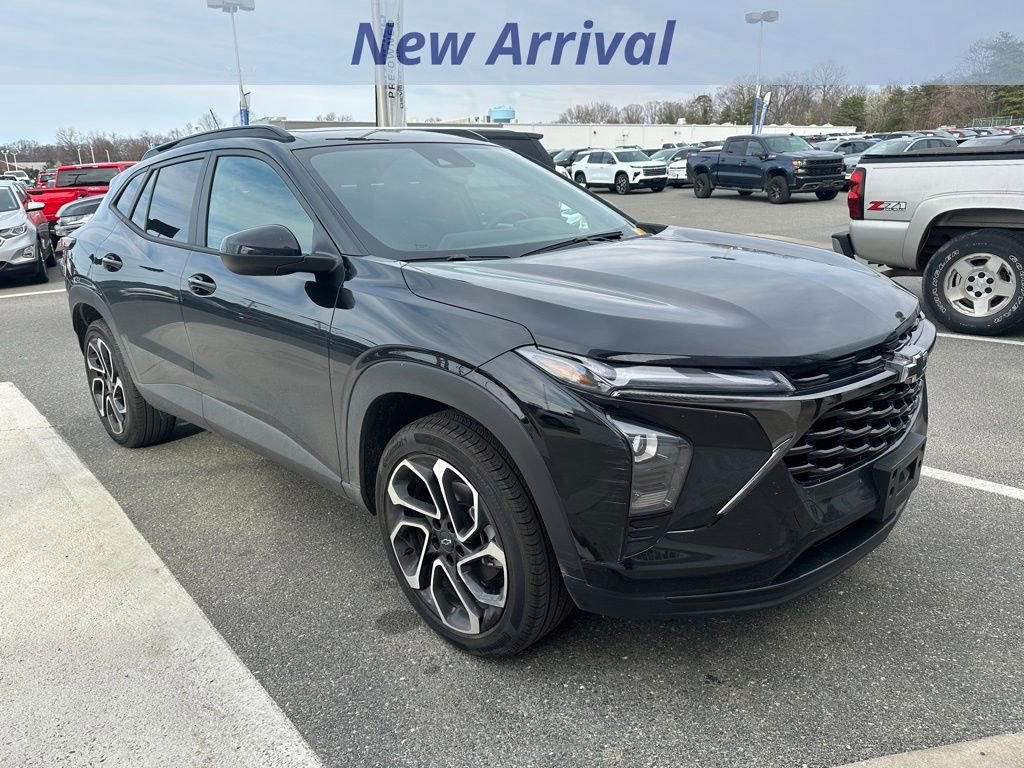 Used 2024 Chevrolet Trax RS w/ Sunroof Package image 2