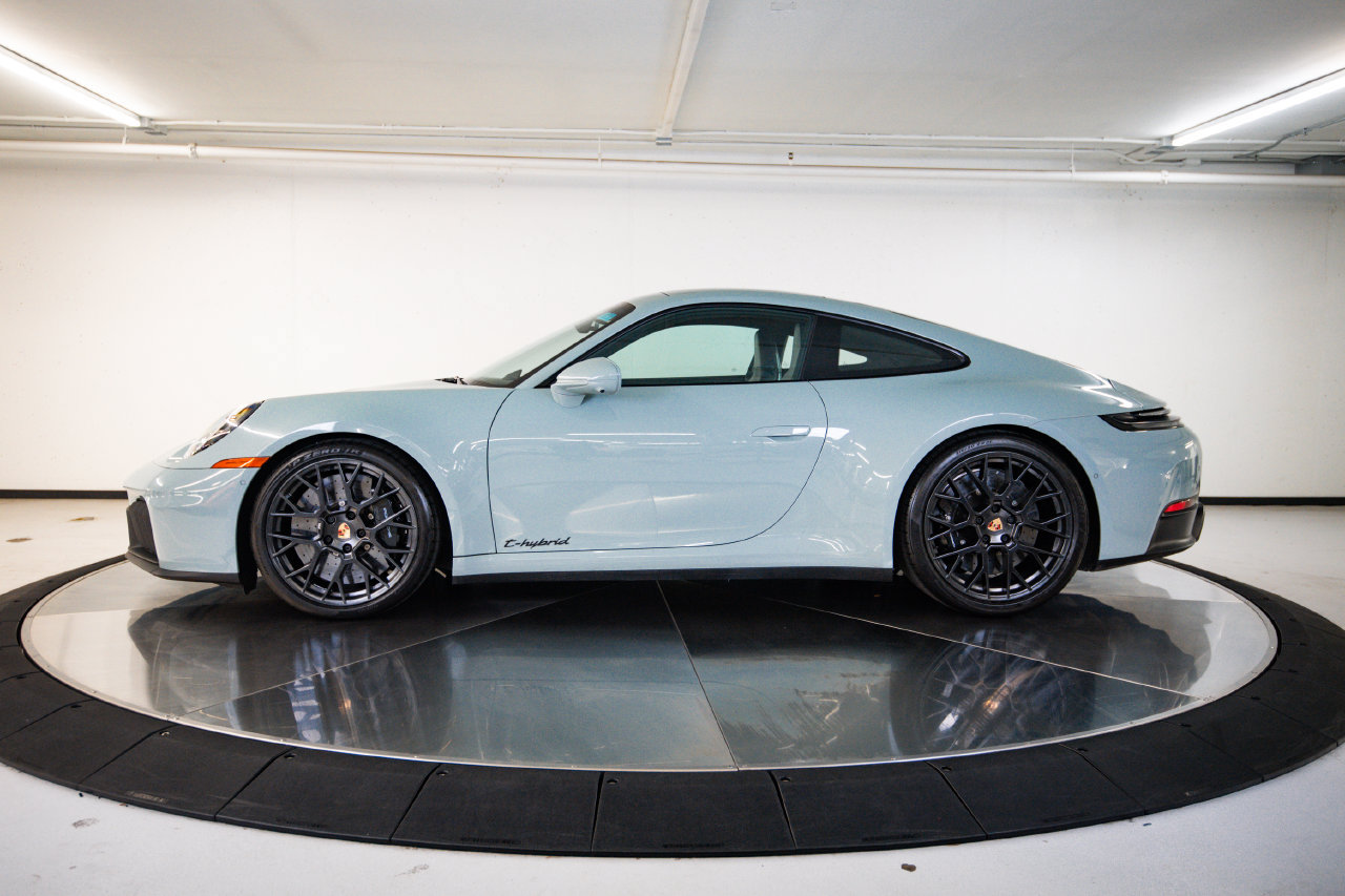 Certified 2025 Porsche 911 Carrera GTS RWD image 2