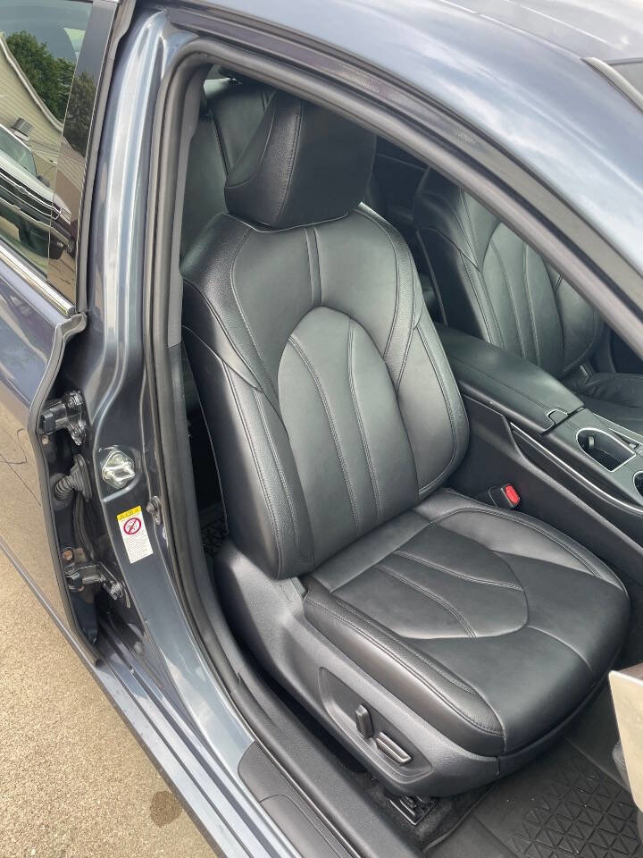 Used 2019 Toyota Avalon XLE image 9