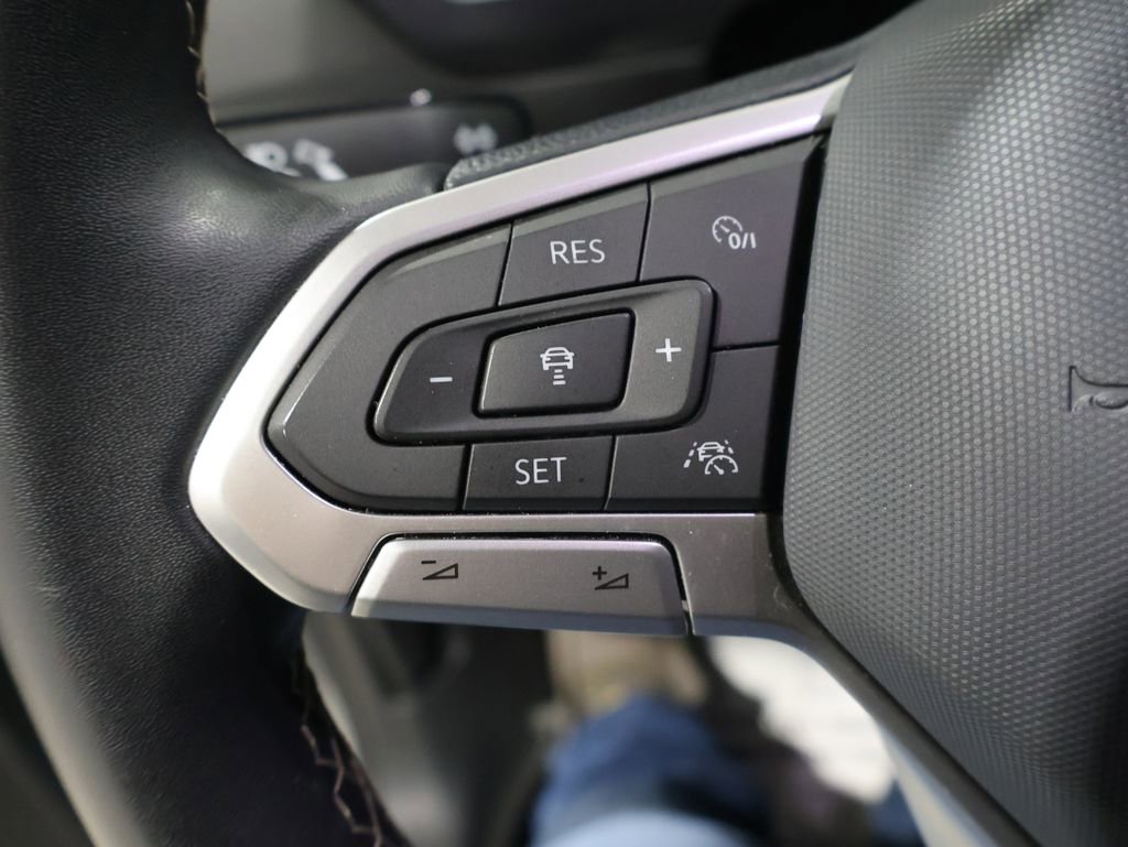 Used 2024 Volkswagen Tiguan SE image 33