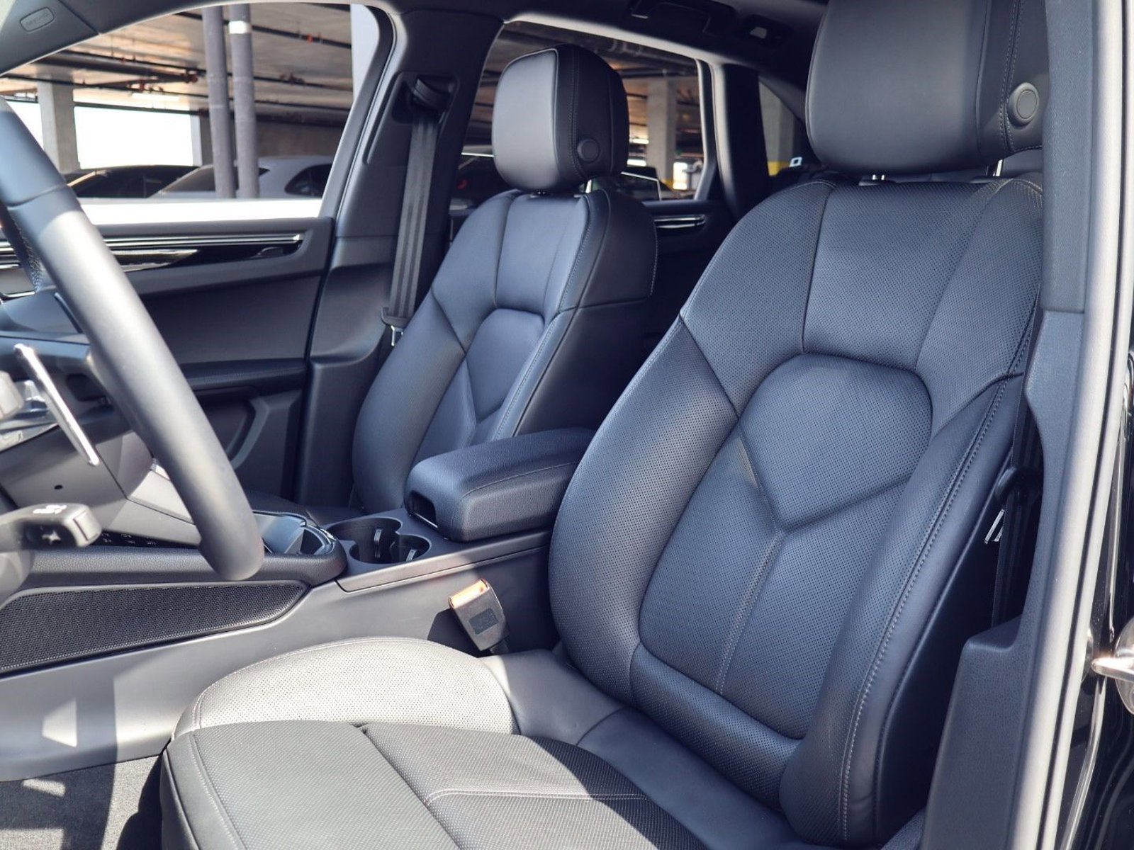 Certified 2025 Porsche Macan image 5