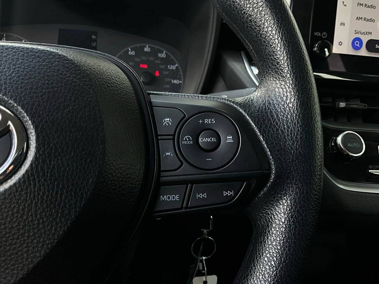 Used 2025 Toyota Corolla LE image 30