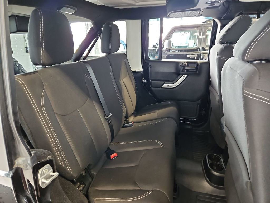 Used 2017 Jeep Wrangler Unlimited Rubicon w/ Connectivity Group image 27