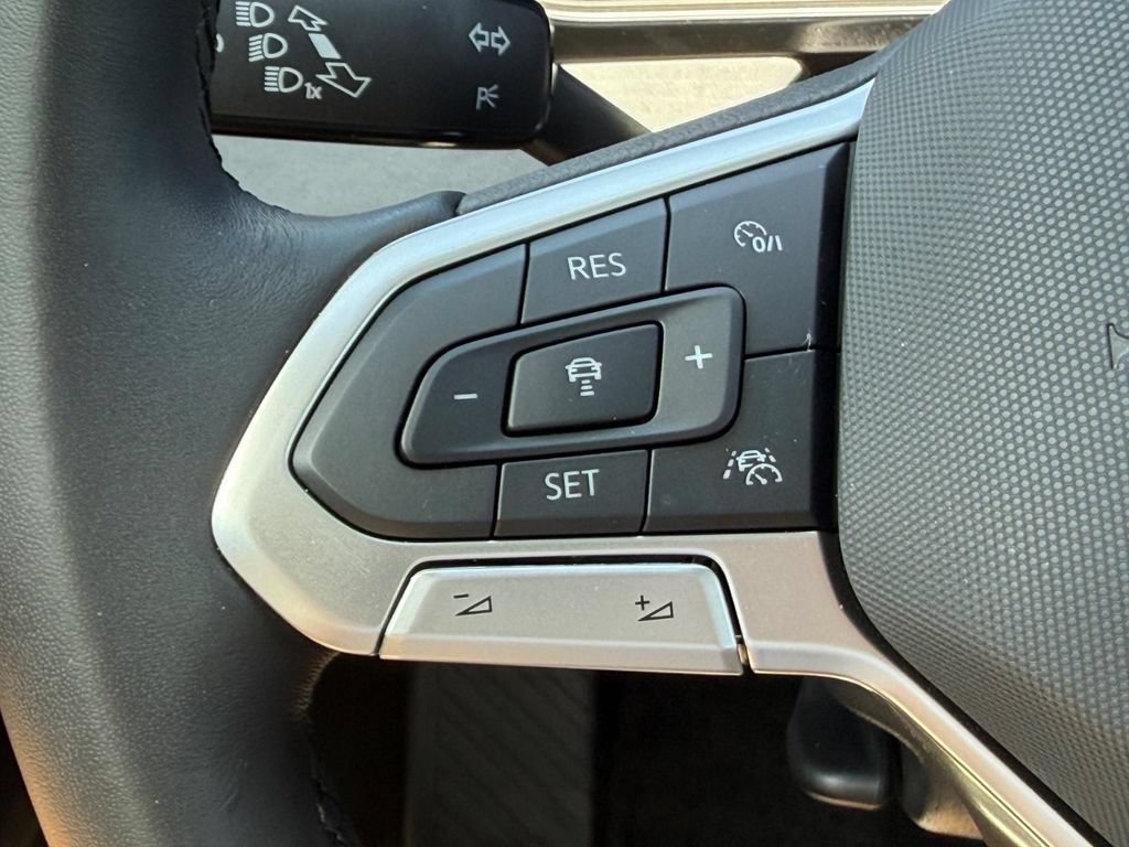Used 2025 Volkswagen Jetta SE FWD image 16